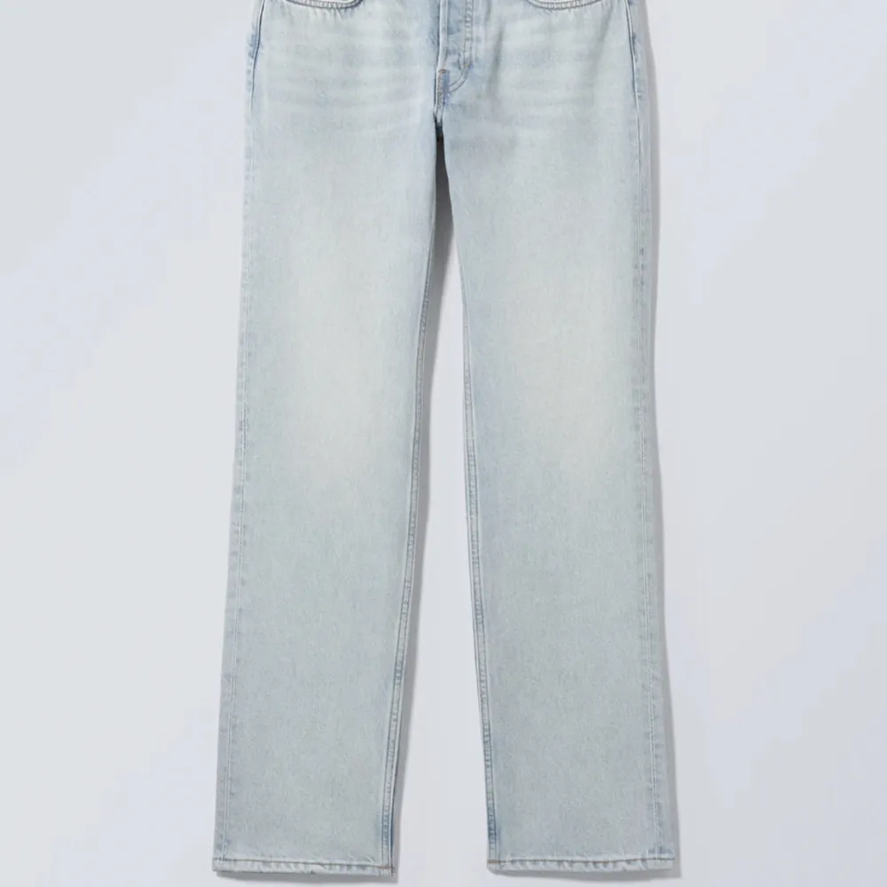 Säljer mina ljublå midwaist jeans från weekday. De är i fint skick! Hör av er för fler bilder☺️. Jeans & Byxor.