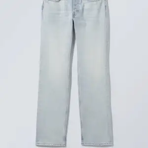 Säljer mina ljublå midwaist jeans från weekday. De är i fint skick! Hör av er för fler bilder☺️