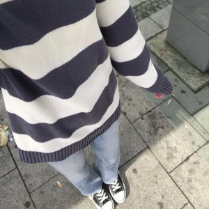 Randig stickad tröja - En skit gullig stickad tröja från brandy melville.💕Har bara använt den en eller två gånger.💋Tröjan säljs bara i one size och den är lite oversized på mig med storlek small. Skriv för mer info❤️‍🔥