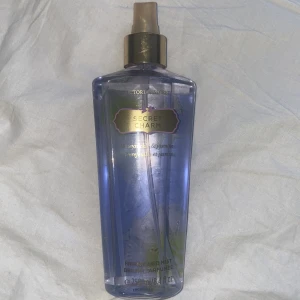 Victoria’s secret bodymist  - Jag säljer en body mist från Victoria’s Secret ”secret charm”. Den innehåller doften ”honeysuckle & jasmine”. Förpackningen är gjord av plast och rymmer 250ml parfym. Den är till viss del använd men inte mycket. Den luktar blommigt! Hör gärna av er 🤍kram