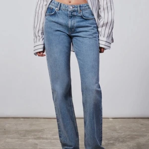 Midrise straight jeans - Säljer dessa populära midrise straight jeans då de tyvärr är för små :( använt ett fåtal gånger men är i mycket bra skick! Passar mig som är 170 lång. Skulle kunna passa de som har S :)