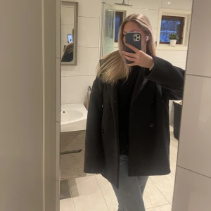 Vår Kappa - En mörkgrå kappa från COS perfekt till våren. I storlek XS men oversized, använd fåtal gånger☺️