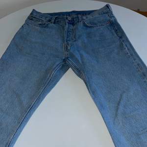 Ett par väl omhändertagna weekday jeans med storleken 29/32. De är stora i midjan