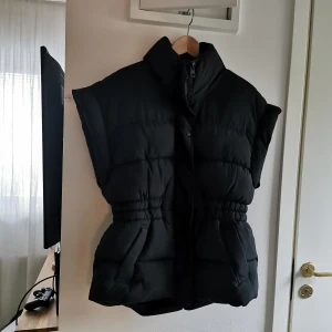 Väst från Gina tricot  - Lola puffer väst från Gina tricot Västen är i väldigt fint skick då denknappt är använd. 