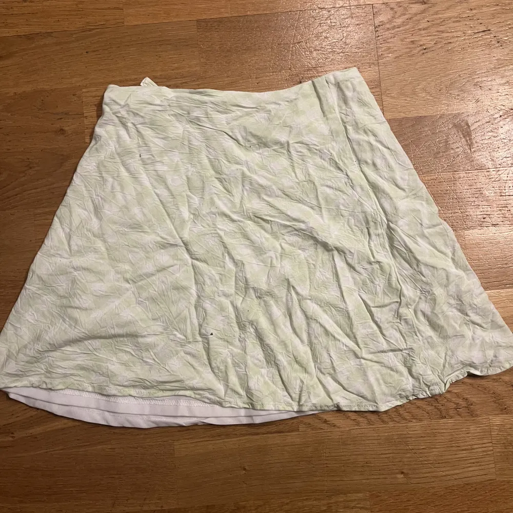 Kort kjol med vit/grön randig och rutig mönster i storlek 34. Skriv för mer info och bilder!. Kjolar.