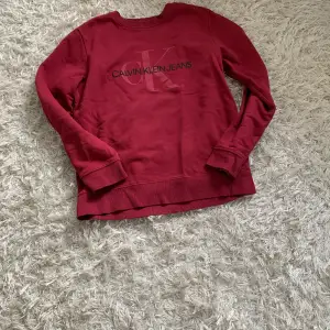 Vinröd långärmad tröjan med märket Calvin Klein köpt från kidsbrandstore! Nästan aldrig använd. Storlek xs och såklart kommer den strykas och tvättas en extra gång innan du köper den!