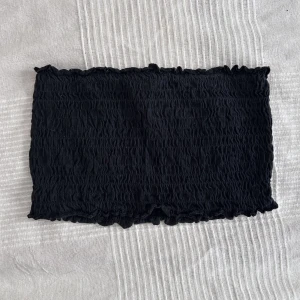 Croppad tubtopp med smock - Croppad tubtopp med smock från Urban Outfitters. Bra skick, rätt stretchig ❤️passar XS och S