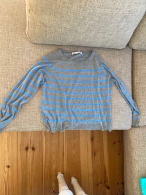 Randig tröja  - Säljer denna fina randiga tröjan från zara , köpte på Plick för ett tag sen , och den är i jätte bra skick  storlek M  Säljer för 80 men pris går att diskutera 