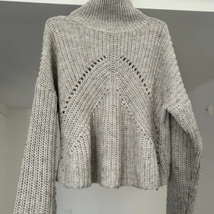 Stickad polotröja - Stickad tröja av kortare modell, endast använd fåtalet gånger.