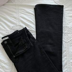 Svarta bootcut jeans