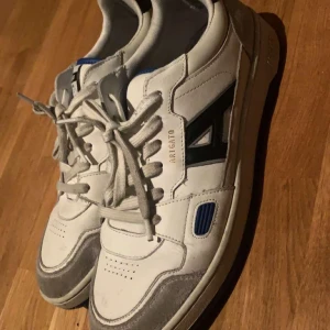 Arigato Skorn - Säljer mina Arigato fräsha Arigato skor i storlek 44 Skick 8/10  Köpta för 2,3 i butik säljer för 1,8  Kan gå ner i pris vid en snabb affär!🙂