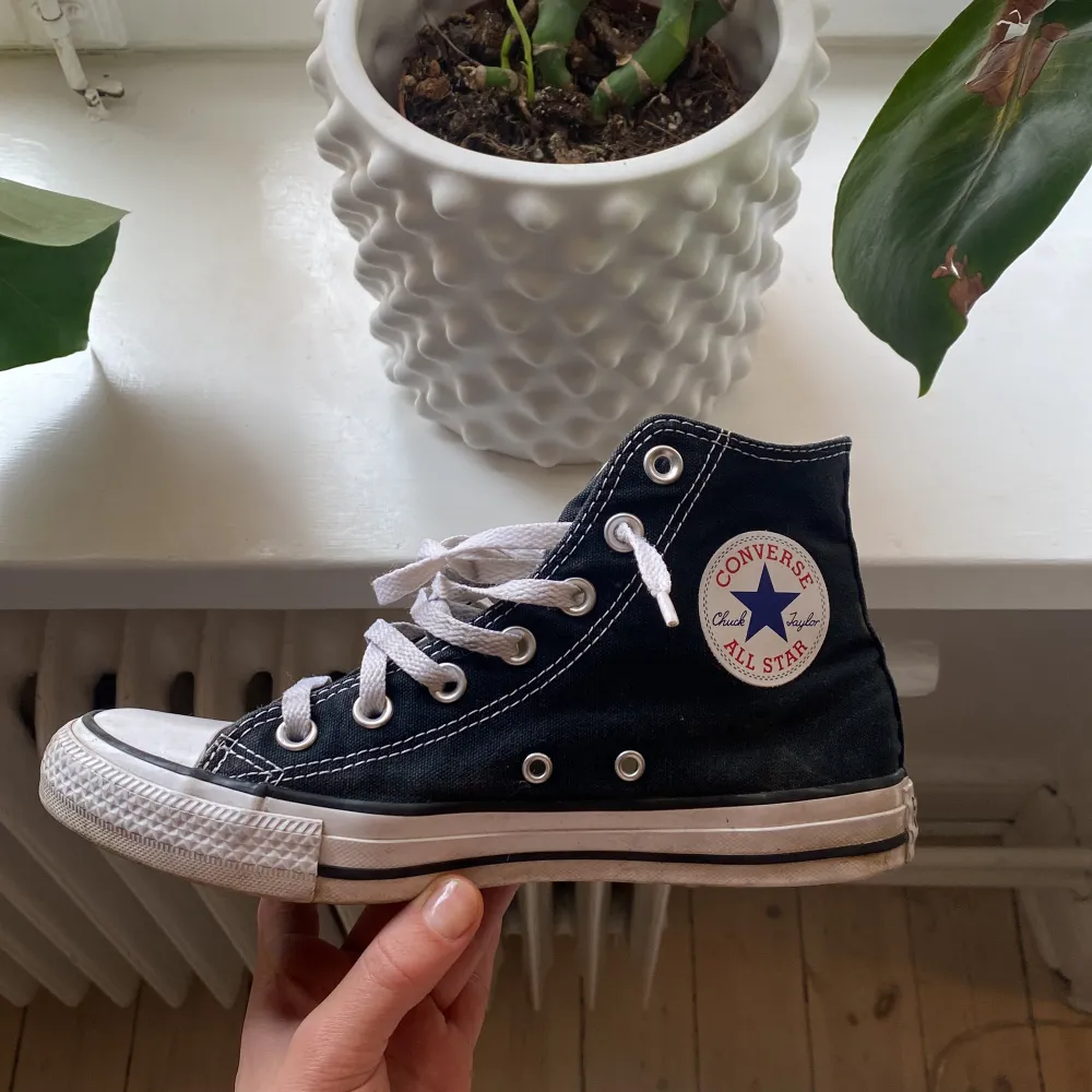 Höga Converse, svarta. Använda men i bra skick. Storelek 38. Köparen står för frakten. . Skor.