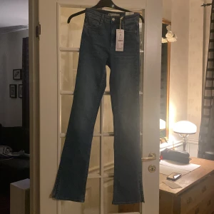 Jeans - Säljer dessa oanvända slit jeans från ginatricot. Prislappen sitter fortfarande på råkade köpa en för liten storlek, annars mycke fina!💓 köpte dem för 399 men säljer för 250🤗