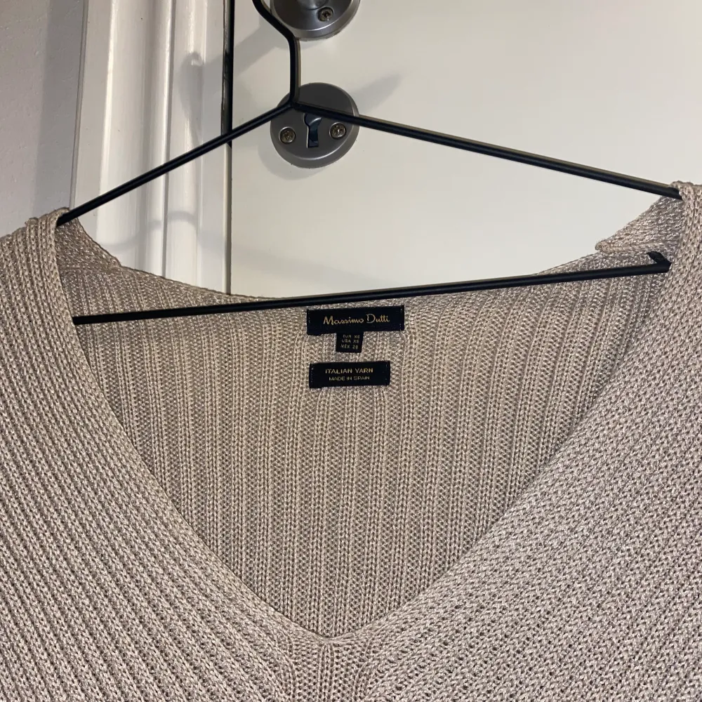 Säljer denna fina stickade urringade tröjan ifrån Massimo dutti, har en liten skada kontakta för bild🫶🏻💕. Tröjor & Koftor.