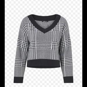 Stickad tröja  - Säljer en mönstrad stickad tröja ifrån Gina Tricot i stl L. Sitter lite oversized på mig som vanligtvis har stl S på överdelar. Använd några gånger men ser ut som ny. Tror inte tröjan säljs längre på Gina men kanske på andra hemsidor.💗💗💗
