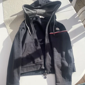 Moncler zip hoodie - Säljer nu min moncler zip då den är för liten, tröjan är i riktigt bra skick, tveka inte att ställa frågor.