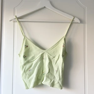 Sommar topp - Ska flytta 20 mars. Det som inte är sålt tills dess kommer jag skänka bort. Därav det billiga priset. Betalning via swish.