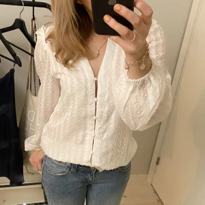 Vit blus - Vit blus med knappar!