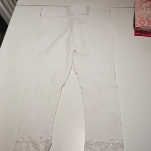 Tihgts - Oanvända 3/4 tights i vitt. Storlek Xs.