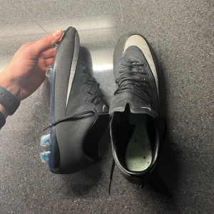 CR7 Nike fotbollskor mercurial elite  - Cr7 Nike fotbollskor i storlek 43. Sällsynta och populära men har lite skavanker därav ett billigare pris