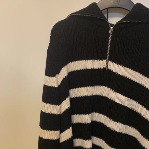 Stickad tröja  - Svart vit stickad tröja från Lindex i strl M men passar mig som har xs/s! Använd men legat i garderoben de senaste!