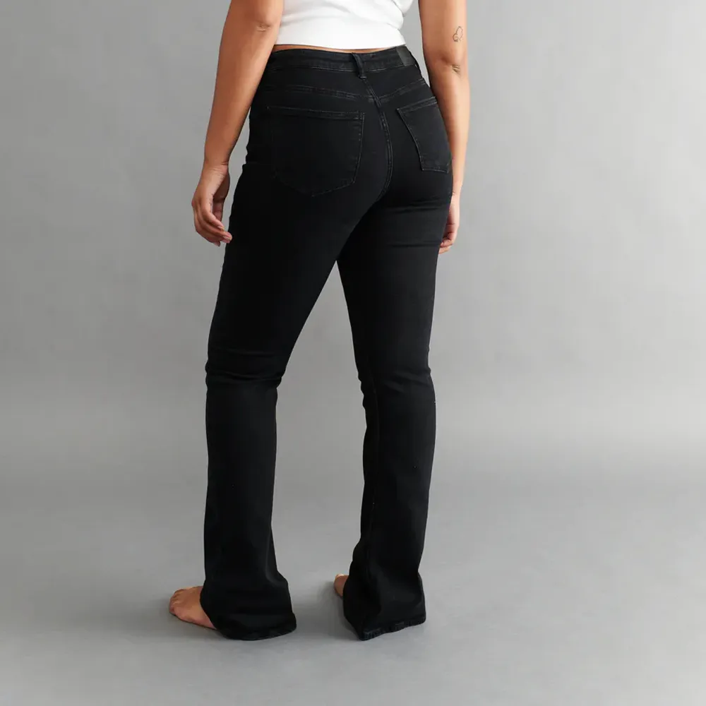 Svarta full length flare mid waist jeans från Gina i stl 36. Använda vädligt lite, ca 5 gånger. Är perfekt längd för mig som är 174😙😙 skriv för fler bilder. Jeans & Byxor.