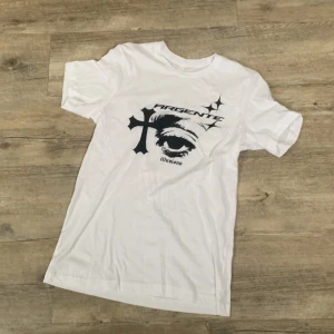 Billig Y2k tröja - Y2k tröja för bra pris, köpt av Argenté ( värde 250kr) nästan aldrig använd