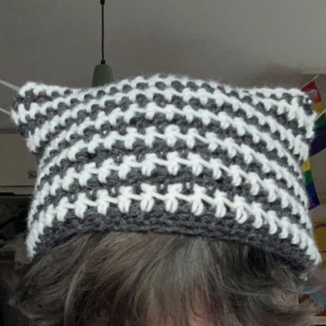 Cat beanie  - Cat beanies jag har virkat själv. Frakt tillkommer.