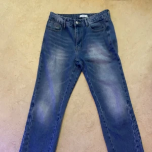 11kn jeans - Helt oanvända men lite stora. Utsvängda 