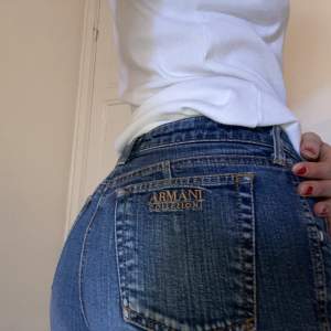 Underbara Armani-jeans, lätt utsvängda. Storlek S-M, jag är 173 för referens. Kan mötas upp på Södermalm annars står köparen för frakt🪸👼🏼