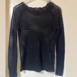 Säljer en jätte fin tröja från Lindex. Den börjar bli riktigt trendig och har massa hål.✨✨