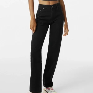 Bershka jeans - Figursydda jeans köpta från bershka i storlek 36.