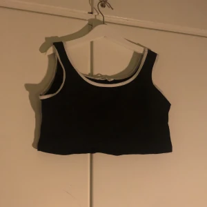 Svart topp - 🤍En snygg svart topp🖤Inte använd på ett tag och kommer inte använda den mer❣️Från shein❣️