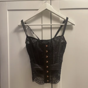 korsettopp - Säljer min fina topp från hunkemöller, säljer pga av att den inte kommer till användning längre. Använt den som en festtopp med ett par kostymbyxor och kavaj vilket blir suuper snyggt. nypriset är 749kr, kan gå ner i pris vid snabb affär