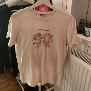 T shirt - En vit tshirt från Ginatricot, med ett tryck på. ”Dont call me angel” 