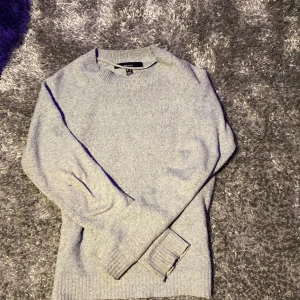 Grå stickad tröja  - Den här tröjan är köpt på vero Moda för ungefär 200 kr jag säljer den för 100 den har används mycket och är lite urtvättad men jätte sköt och fin