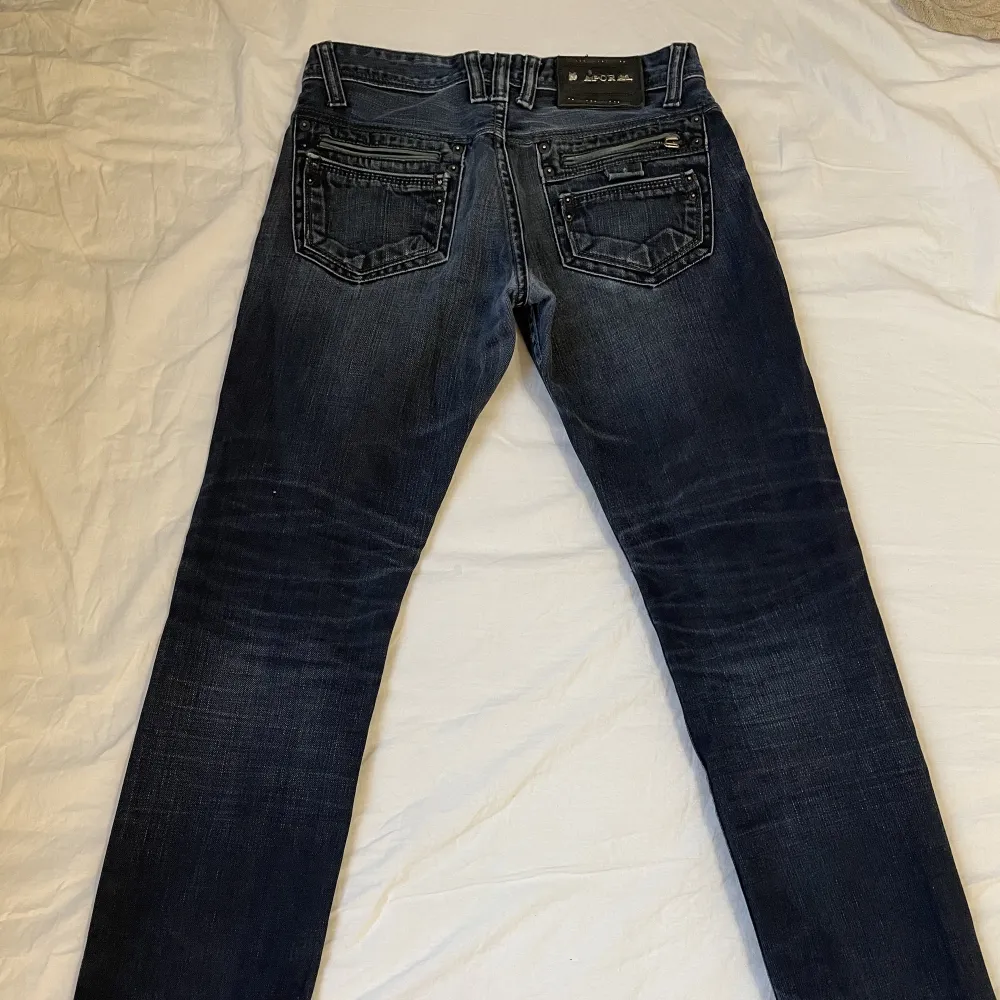 Dessa sjukt snygga kaporal jeansen med skit snygga bakfickor! Dessa är Lågmidjade också!😍 160kr+frakt! Kan även mötas💘. Jeans & Byxor.