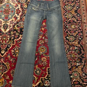 Låga Diesel jeans - Superfina lågmidjade bootcut disel jeans🤩🤩