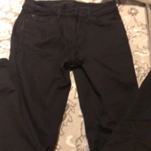 Jeans - Svarta jeans nästan aldrig använda. Jätte söta men för stora 