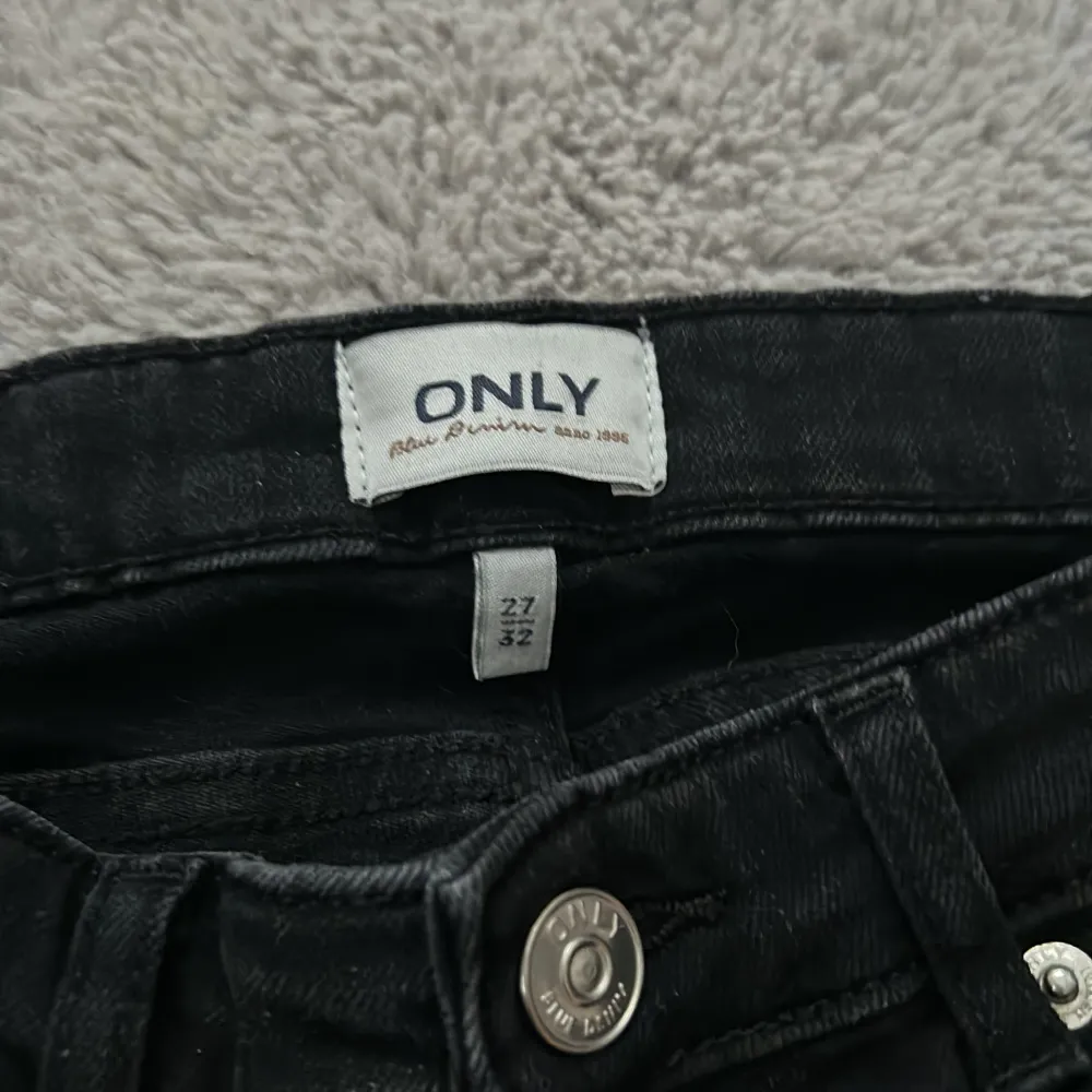 Säljer dessa trendiga, slutsålda jeansen!❤️De är nästan helt oanvända och i nyskick. Säljer då de är för korta för mig, nypris: 399kr  och de är slutsålda på Zalando❤️ först till kvarn! (Första bilden är lånad). Jeans & Byxor.