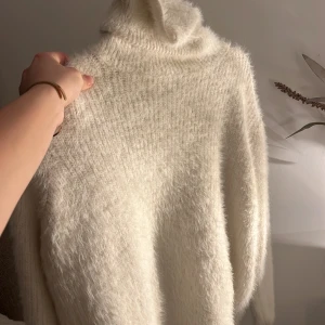 Vit tröja - Vit stickad tröja från Booho st l men passar S