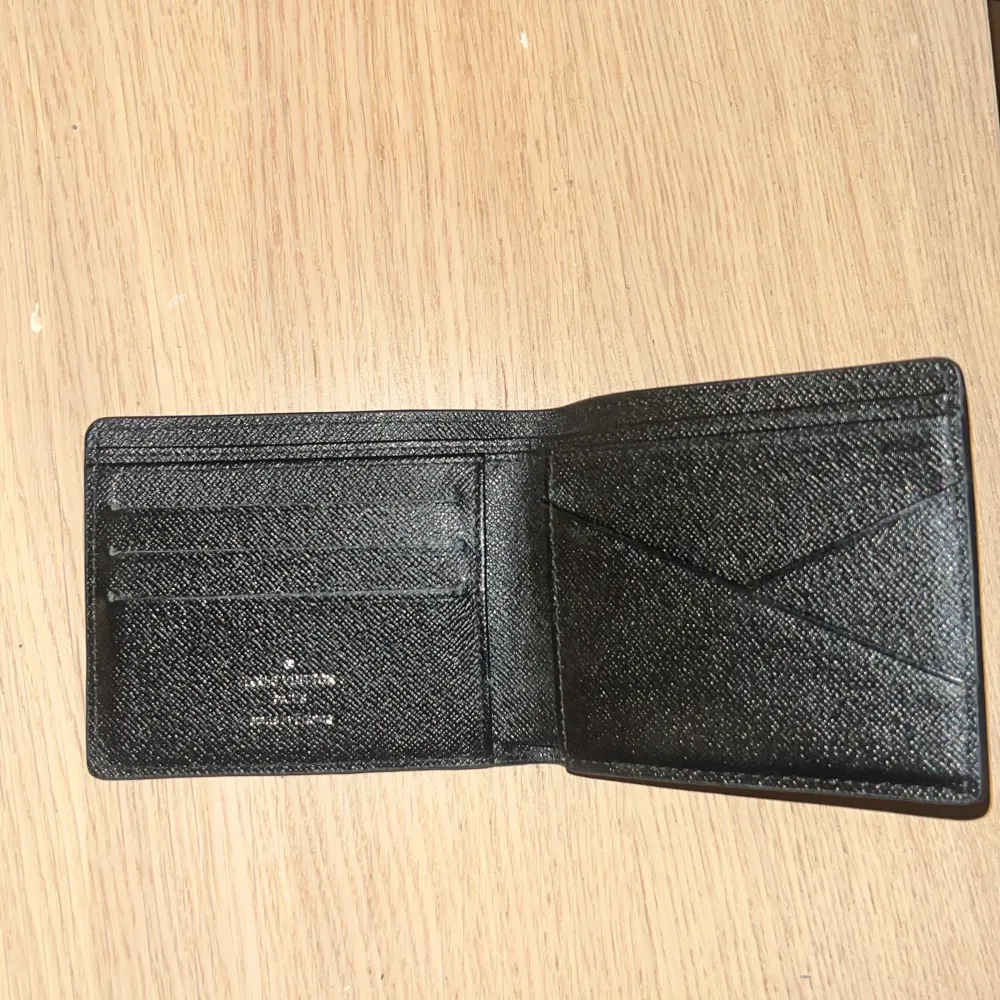 LV plånbok säljes, rep men bra kvalite, finns box men har en liten defekt. Trycket på insidan syns bättre irl pga ja tog bild med blixt.. Accessoarer.