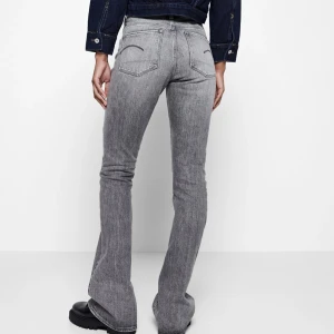 G-star jeans  - Säljer mina grå G-star jeans då dem tyvärr inte kommer till användning. Använda ett fåtal gånger, därför i nyskick🫶🏽🫶🏽 Nypris: 1200kr