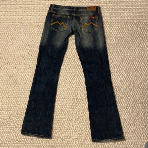 Mustang jeans💙 - Säljer ett par snygga Mustang jeans som är lågmidjade och utsvängda💙 Midjemått=79cm Innerbenslängd=80cm Skriv för fler bilder eller mått💕 Frakt står du för själv!💕
