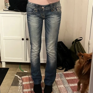 Rock revival jeans - fräna lågmidjadje jeans med detaljer på fickorna. Storlek 27 (xs/s). Straight modell. Frågor? Fler bilder? Intresserad? Hör av dig!