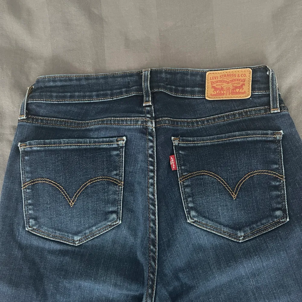Ett par bootcut jeans från Levis i strl 25 som tyvärr blivit för små för mig💕. Jeans & Byxor.