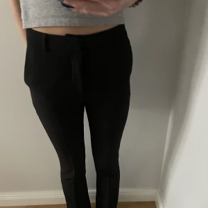 Kostymbyxor  - Säljer mina kostymbyxor från bikbok som är low rise och straight i bena i färgen svart och storlek Xs