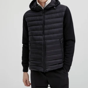 Massimo dutti cardigan - Säljer den då jag inte använder längre, använt 1 gång ute och är i perfekt skick. Jackan säljs inte längre och passar perfekt nu när våren är runt hörnet då den är lite tunnare. Skick 10/10