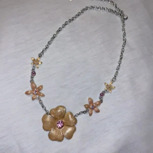 Supersött halsband! - Riktigt gulligt halsband som passar perfekt till sommaren!☺️