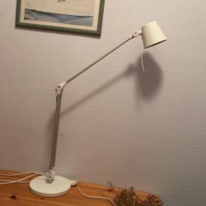 En lampa som är helt ok funkar och är helt vit det ända är att den glider ner lite om man trycker för mycket på den. Det går och sänka priset men ej för mycket!